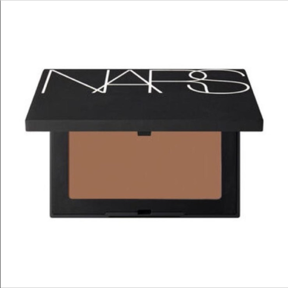 Valley NARS presses powder foundation